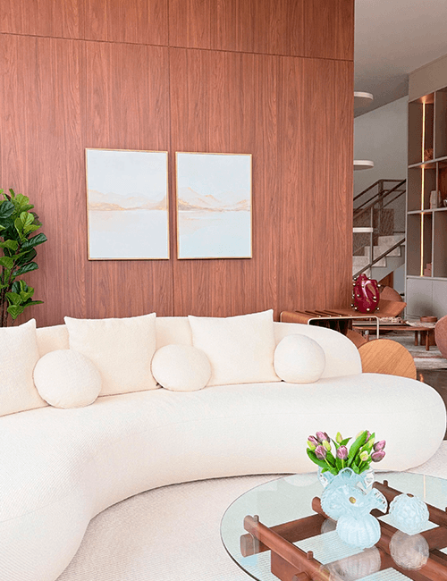 Sala de estar com sofá curvo decorada pela Bella Casa Interiores