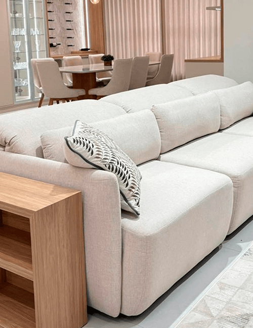 Sofá e aparador em ambiente decorado pela Bella Casa Interiores