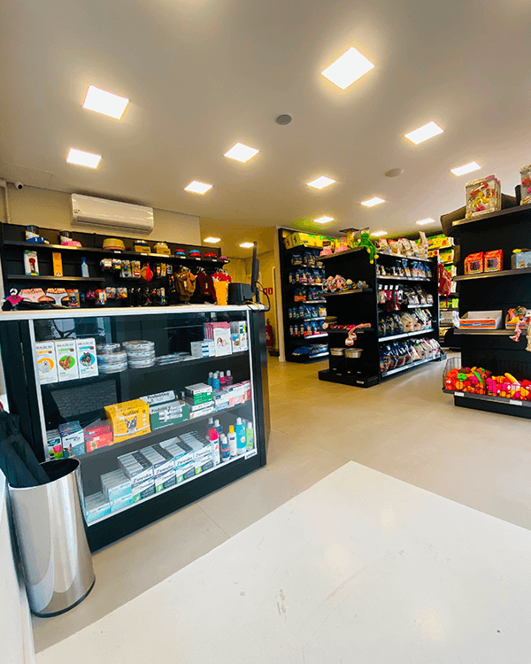 Balcão da PitéCão com medicamentos e produtos de higiene para cães e gatos