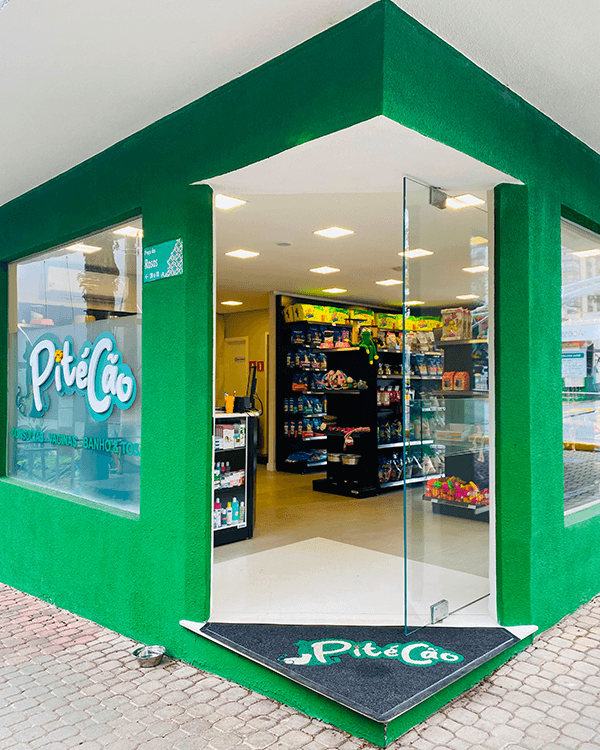 Entrada da loja PitéCão em Alphaville Comercial, com fachada verde